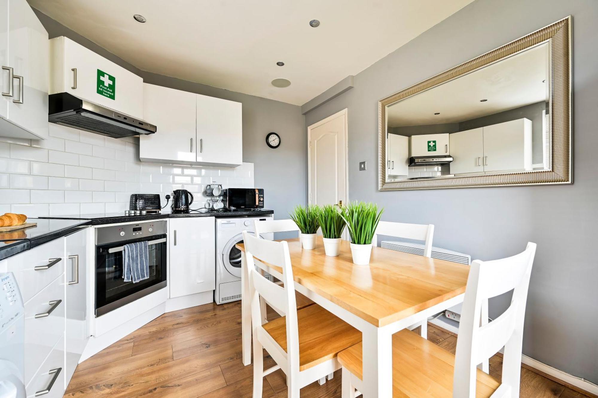 Cosy 1-Bed E15, Sleeps 4, 1 Min From Tube Station Near O2 Arena Apartment London Exterior photo