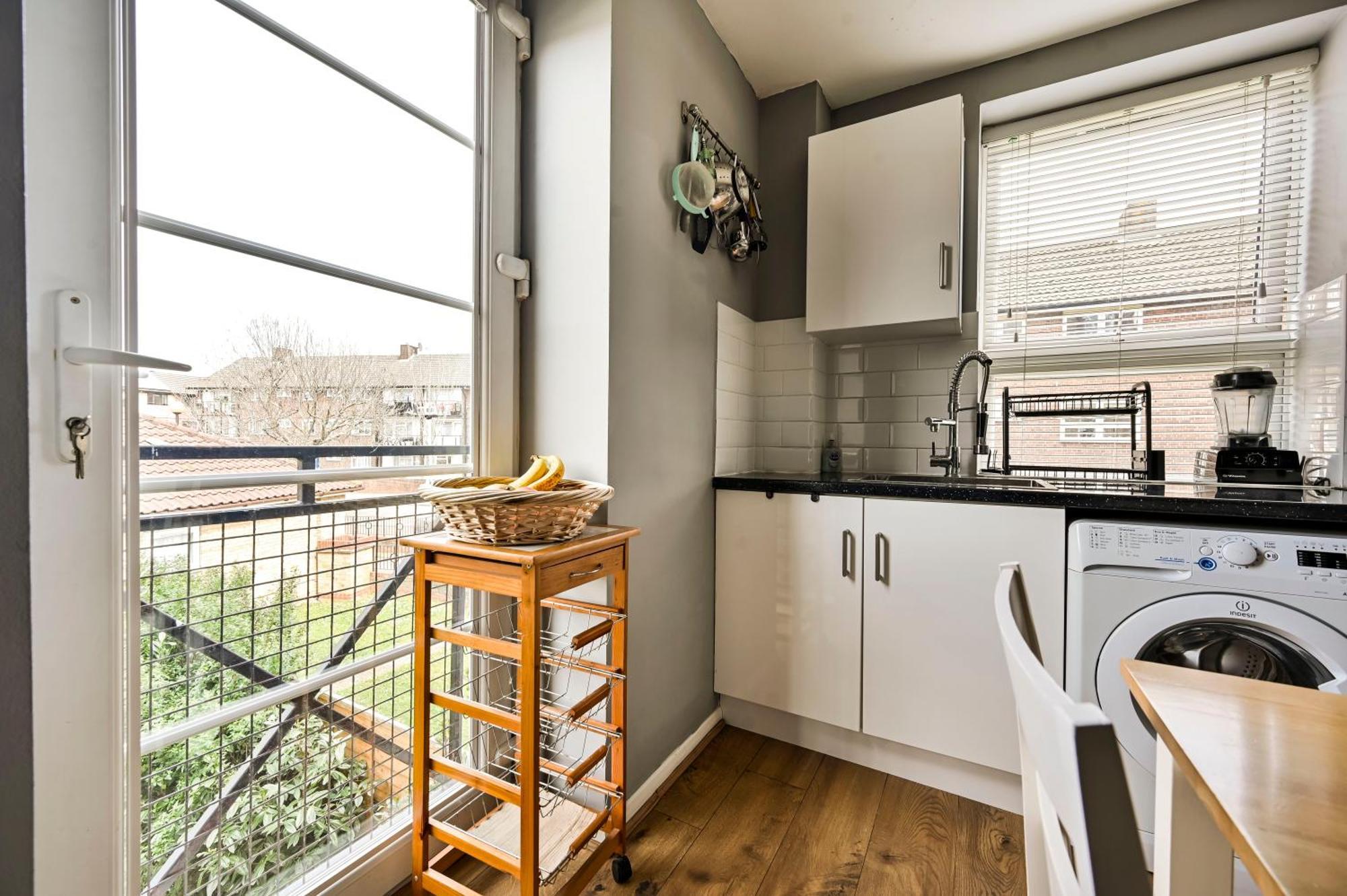 Cosy 1-Bed E15, Sleeps 4, 1 Min From Tube Station Near O2 Arena Apartment London Exterior photo