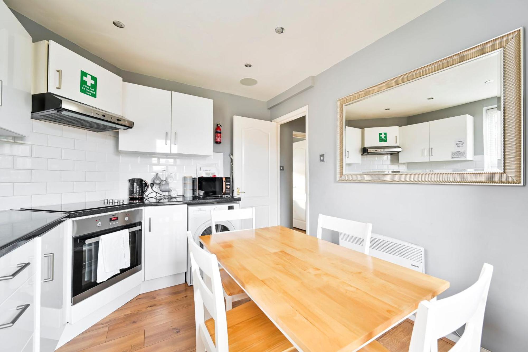 Cosy 1-Bed E15, Sleeps 4, 1 Min From Tube Station Near O2 Arena Apartment London Exterior photo